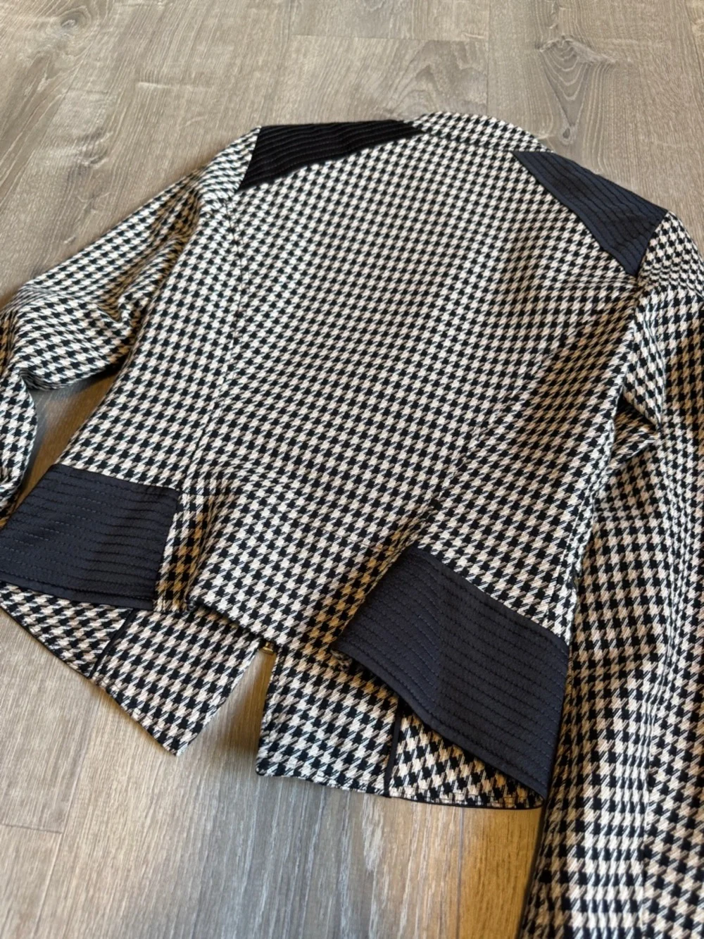 White House Black Market Houndstooth Zip Jacket – Size 00
